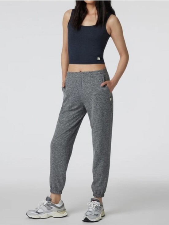 Vuori Pants - Vuori Boyfriend Jogger DreamKnit Joggers Heather Grey Size Large